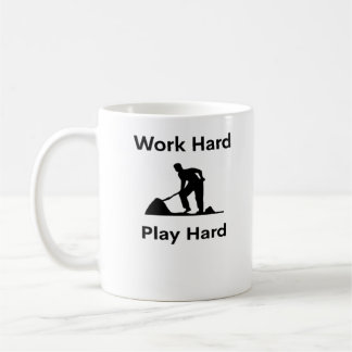 Arbeta hårt för att spela så hårt arbete klassiskt kaffemugg