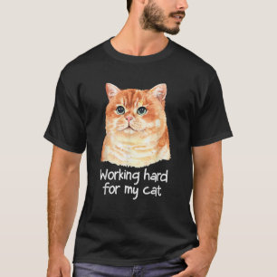 Arbeta hårt för mitt kattbrunt päls-djur med orang t shirt
