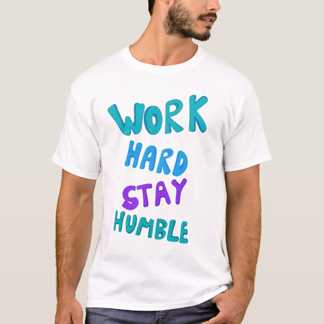 Arbeta hårt, förbli ödmjuk typografi konstverk t shirt (Framsida)