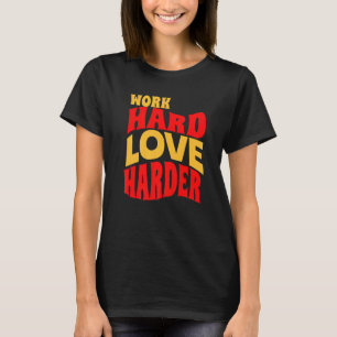 Arbeta hårt med Kärlek för att öka motivationen ti T Shirt