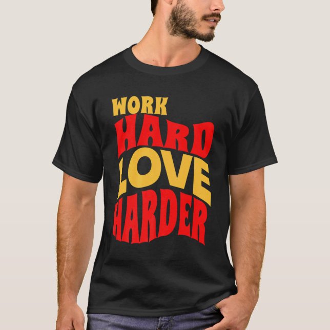 Arbeta hårt med Kärlek för att öka motivationen ti T Shirt (Framsida)