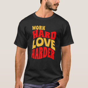Arbeta hårt med Kärlek för att öka motivationen ti T Shirt