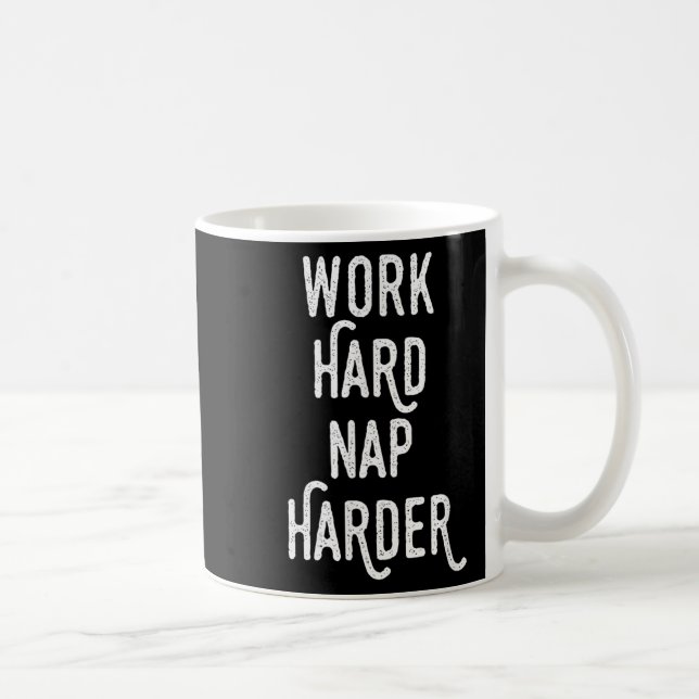Arbeta hårt, sov ännu hårdare _ Roligt motivations Kaffemugg (Höger)
