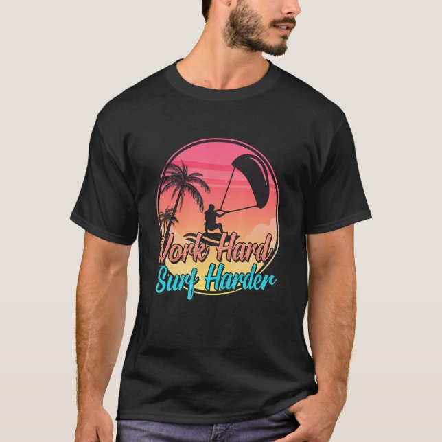 Arbeta hårt Surfa Harder Kite Kiteboard Kiteboardi T Shirt (Framsida)