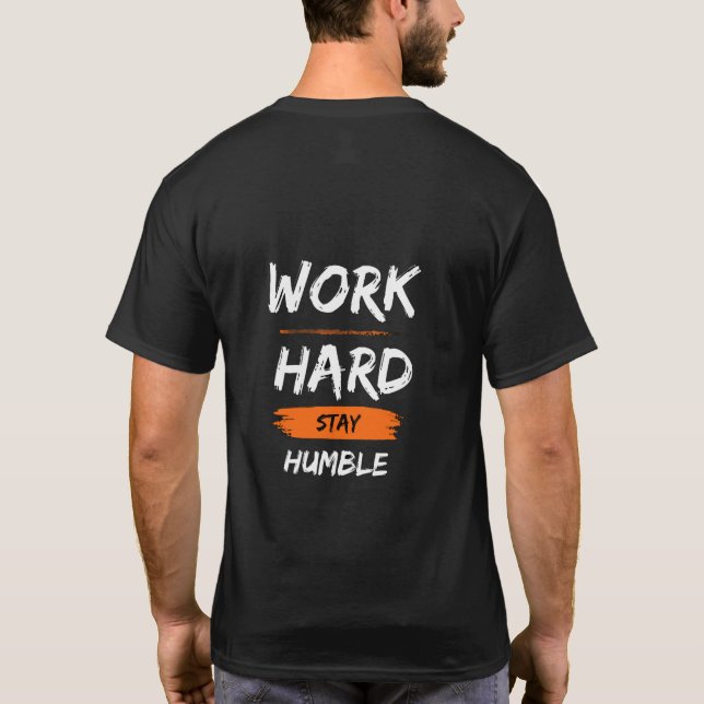Arbeta hårt, Var ödmjuk – Motivationscitat T-Shirt (Baksida)