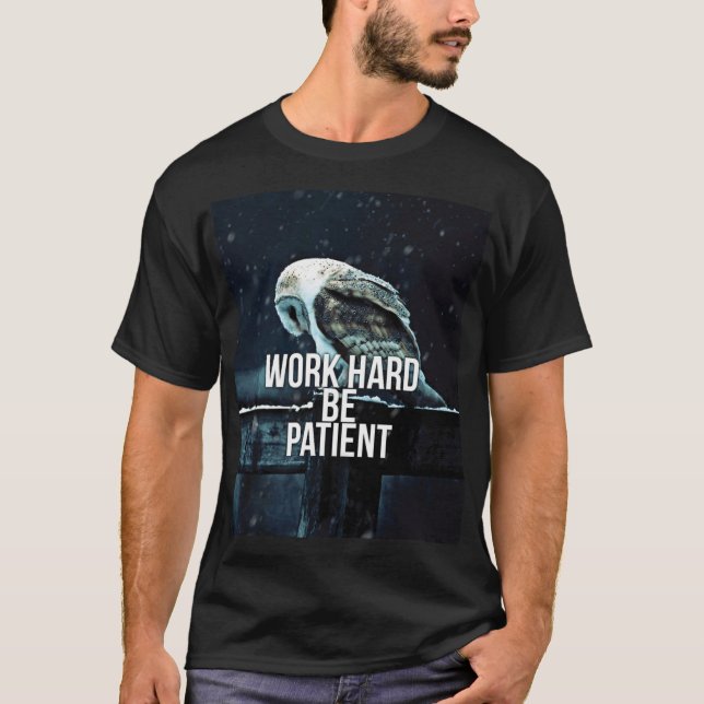 Arbeta hårt, var tålmodig - Motivering Tee Shirt (Framsida)