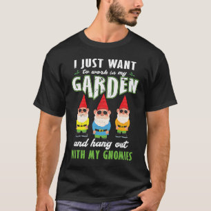 Arbeta i min trädgård med min Gnomies gnome-staty  T Shirt