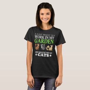 Arbeta i min trädgård med mina katter T-Shirt