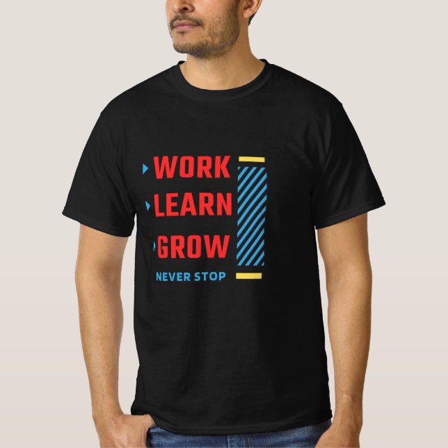 Arbeta • Lär • Väx • Sluta aldrig tryckt T Shirt (Framsida)