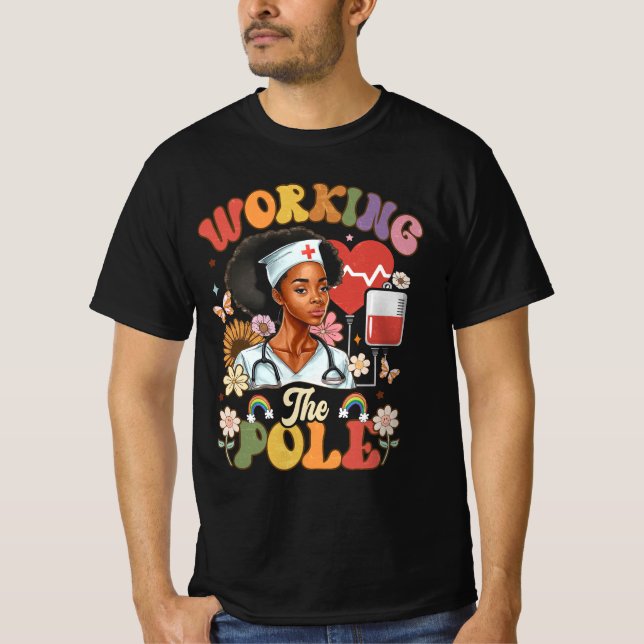 Arbeta med Akutet för polsk finare ICU-sjuksköters T Shirt (Framsida)