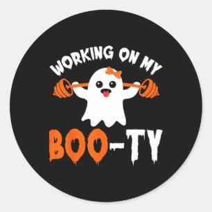 Arbeta med min Boo-ty Gym-Booty Boo-T Ghost Pun M Runt Klistermärke