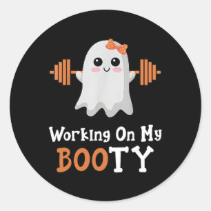 Arbeta med min Booty Boo-Ty Funny Halloween Gym Gh Runt Klistermärke