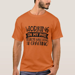 Arbeta med mina PHD-projekt som är halvfärdiga med T Shirt