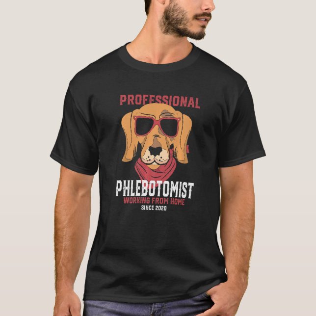 Arbeta med Phlebotomist Phlebotomy Hund hemma T Shirt (Framsida)