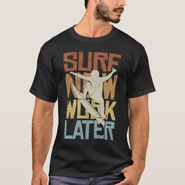 Arbeta nu senare med Retro Surfer Roligt Påstående T Shirt (Framsida)