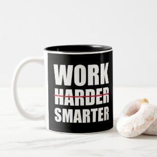 Arbeta smartare inte hårdare Motivation Två-Tonad Mugg