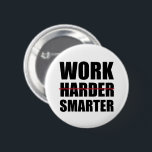 Arbeta smartare och inte mer motivation knapp<br><div class="desc">inspiration, citat, motivation, inspiration, offerter, fithet, gym, arbete, arbetsmiljö</div>