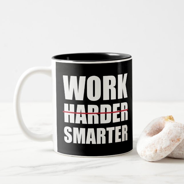 Arbeta smartare och inte mer motivation Två-Tonad mugg (Med munk)