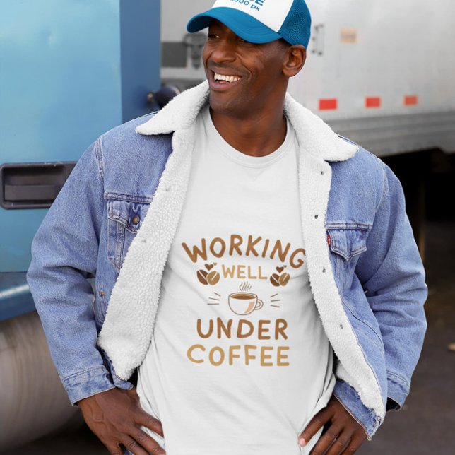 Arbeta väl under kaffe - roligt arbete t shirt (Skapare uppladdad)