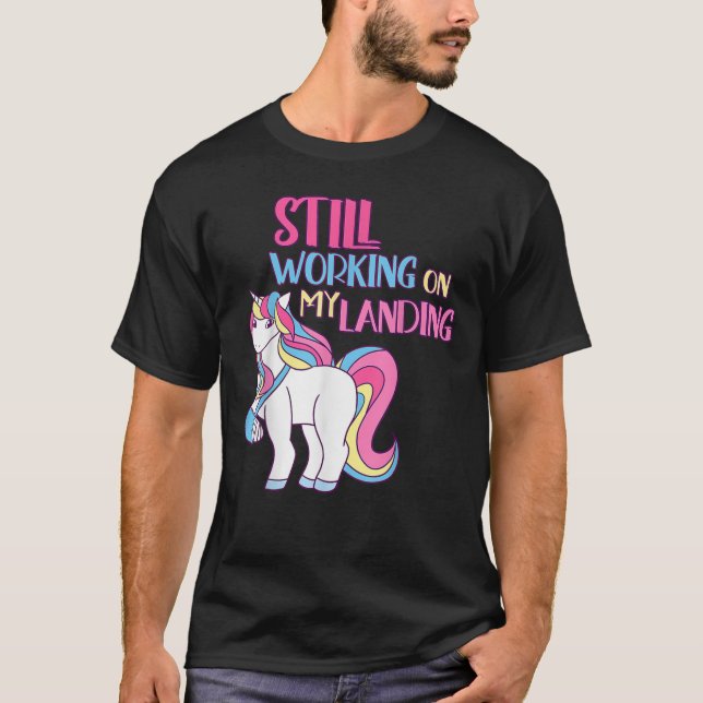 Arbetar fortfarande med min landningsskada bruten  t shirt (Framsida)