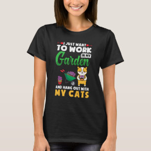 Arbetar I Min Trädgård Och Umgås Med Min Katt T Shirt
