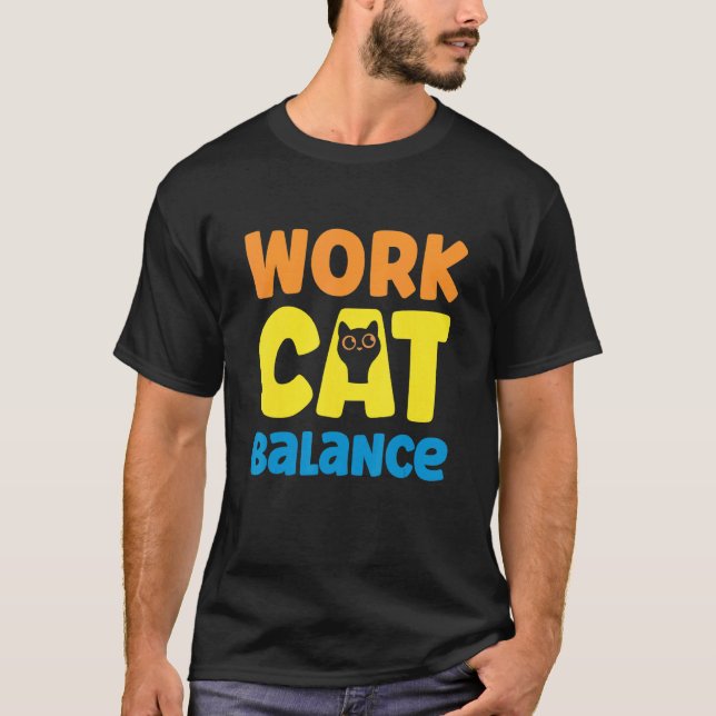 Arbetar Katt Balans För Katt  2 T Shirt (Framsida)