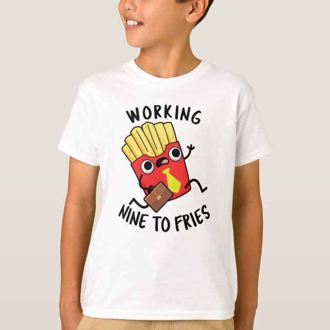 Arbetar Nio Till Pommes Funny French Fries Pun T Shirt (Framsida)