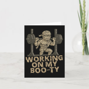 Arbetar på min Boo-ty Rolig Halloween Muskulös Mum Kort