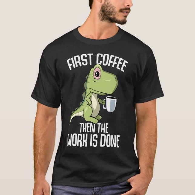 Arbetet är klart men första kaffet t shirt (Framsida)