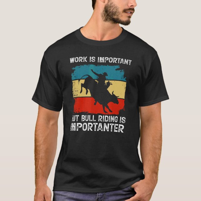 Arbetet är viktigt, men Bull Riding är viktigt V T Shirt (Framsida)