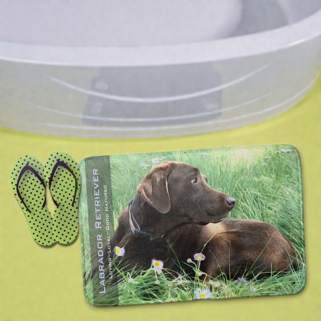 Arbetslöshet i gräs och Lila blommor Badrumsmatta (Labrador Retriever in grass bath mat. )