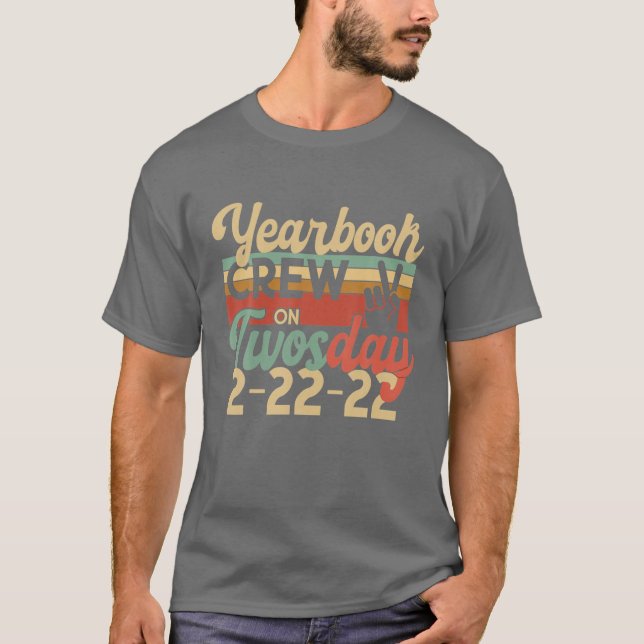 ÅRBOK BESÄTT TWOSDAY 2 2 februari 22 februari 2022 T Shirt (Framsida)