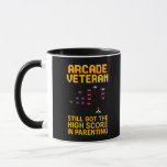 Arcade Pappa Pixel Art - Retro Gamer Mugg<br><div class="desc">Firar faderskap och arcade gloria med den här nostalgiska pixelkonsdesignen. Den här skjortan är en perfekt för spelare pappor som växte upp med blästrande utomjordingar och nu sten med föräldraboet. Med fet 8-bitars visualer och vintage flair är det en utmärkt hyllning till spel- och faderskapets gyllene ålder.</div>