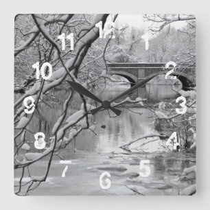 Arch Bridge över Frozen River i Vinter Fyrkantig Klocka