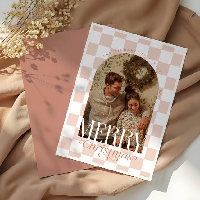 Arch-foto för kontrollpanel i god jul julkort (Merry Christmas Retro Checkerboard Arch Photo Holiday Card)