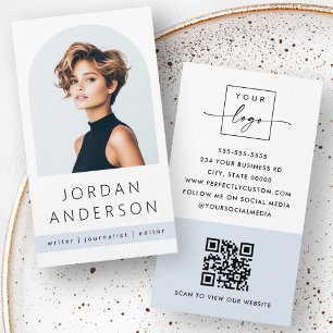 Arch-fotomodern minimal ljusdammig blå QR-logotyp Visitkort