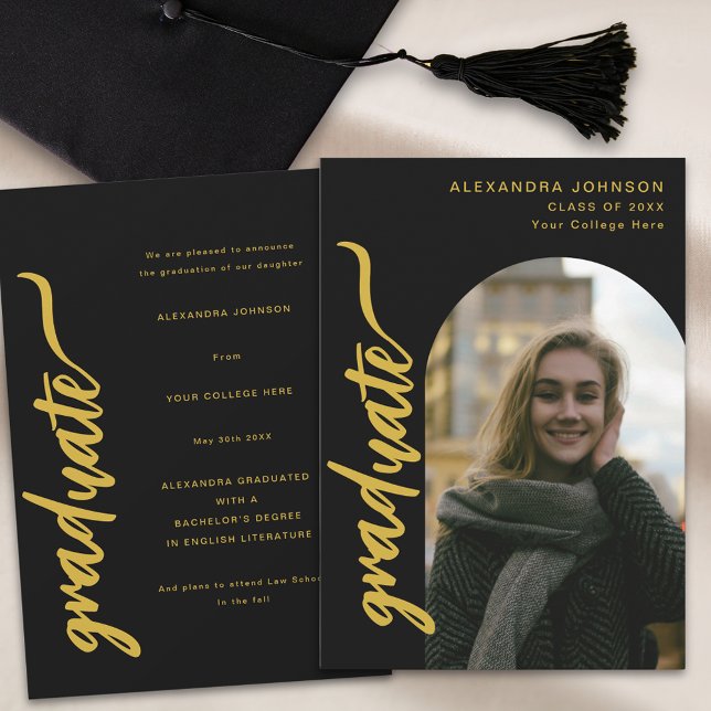 Arch Photo Black och Guld Script Studenten Meddelande (Arch graduate photo black and gold modern script graduation announcement card)