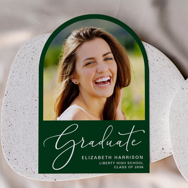 Arch Photo Grönt Studenten-meddelande Inbjudningar (An elegant arch-shaped graduation announcement to celebrate the graduate's achievements)