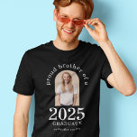 Arch Photo Proud Brother från 2023 Student T Shirt<br><div class="desc">Arch Photo Proud Brother från 2023 Student. Särskilt för bröder av nyutexaminerad studenter till bära med pride. Ditt syskon-foto är i bågform, och året stort och fet, med student namn. Anpassa texten efter behov och byt ut fotot mot din egen orientering från porträtt. Du kan ändra färg om du vill...</div>