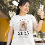 Arch Photo Proud Mamma från 2023 Student T-Shirt<br><div class="desc">Arch Photo Proud Mamma från 2023 Student. Särskilt för mammor från nyutexaminerat studenter till bära med pride. Din grads foto är inom en båge och det stora året med fet stil, med student namn och high school. Anpassa texten efter behov och byt ut fotot mot din egen orientering från porträtt....</div>