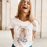 Arch Photo Proud Sister från 2023 Student T Shirt<br><div class="desc">Arch Photo Proud Sister från 2023 Student. Särskilt för systrar av nyutexaminerat studenter till bära med pride. Ditt syskon-foto är i bågform och året stort och fet med student namn och high school. Anpassa texten efter behov och byt ut fotot mot din egen orientering från porträtt. Du kan ändra färg...</div>