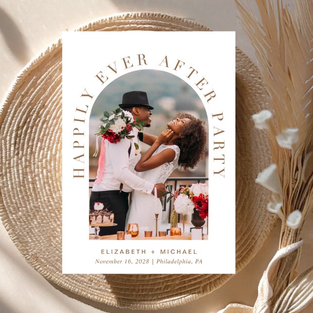 Arch Photo White Guld bröllopsmottagning Inbjudningar (Celebrate your love story with an invitation showcasing your favorite photo in an elegant arch frame)