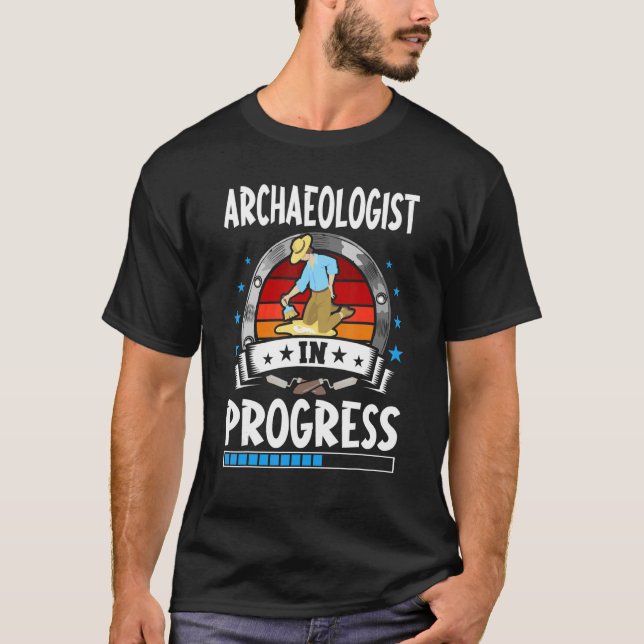 Archaeologist In Progress Trainee Student T Shirt (Framsida)