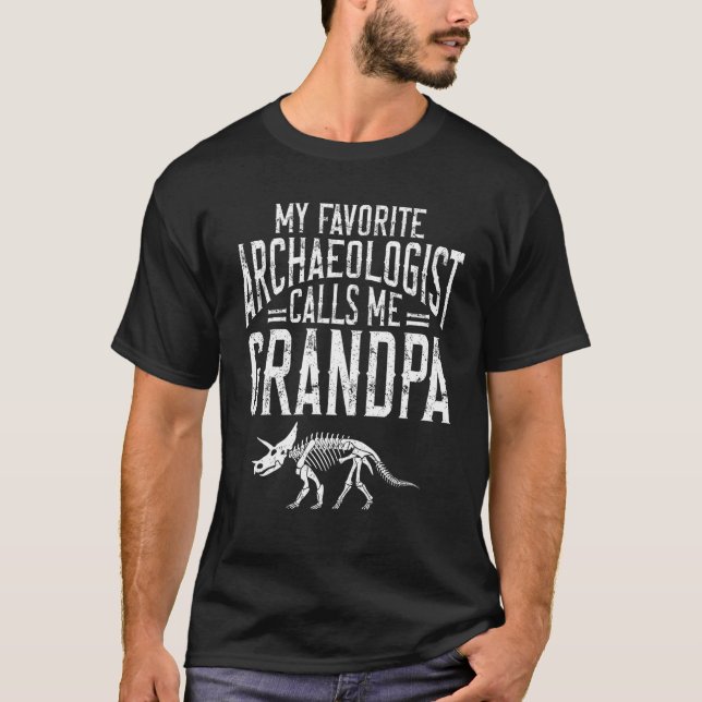 Archaeology My Favorite Archaeologist Calls Me Gra T Shirt (Framsida)