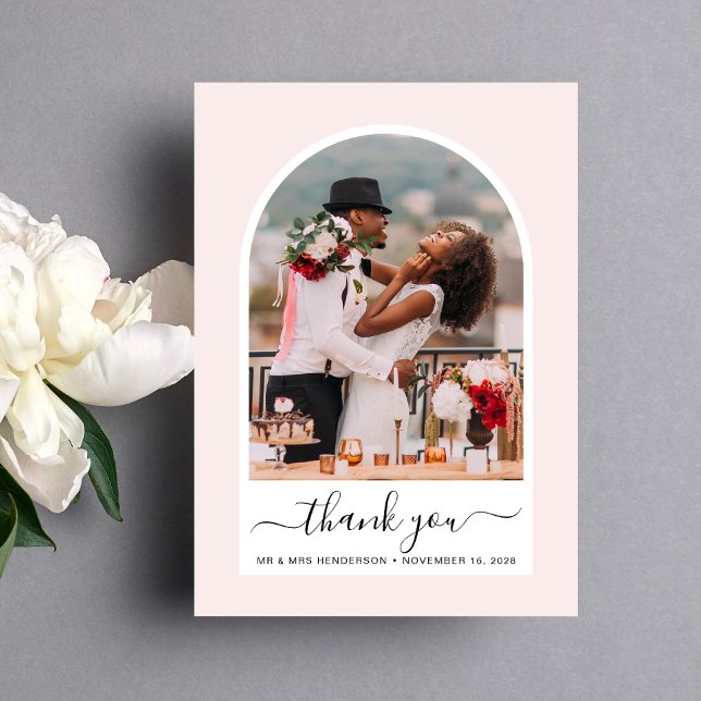 Arched Photo Rosa Bröllop Tack Kort (Celebrate your love story with a thank you card showcasing your photo in an elegant arch frame)