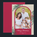 Arched Photo Winter Greenery God jul Julkort<br><div class="desc">En elegant julhälsningskort med ett trendig bådade foto ram. Utformningen accentueras med vintergröna och bär och en mörk röd färg.</div>