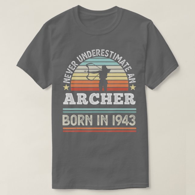 Archer, född 1943, 80:e gåvor av födelsedagskarakt t shirt (Design framsida)