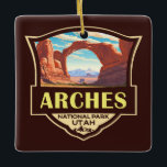 Arches National Park Illustration Retro Julgransprydnad Keramik<br><div class="desc">Archar vektorteckningens design. Parken ljuger norr om Moab i delstaten Utah. Vid gränsen till Colorado-floden i sydost kallas det för mer än 2 000 naturliga sandstensbågar.</div>