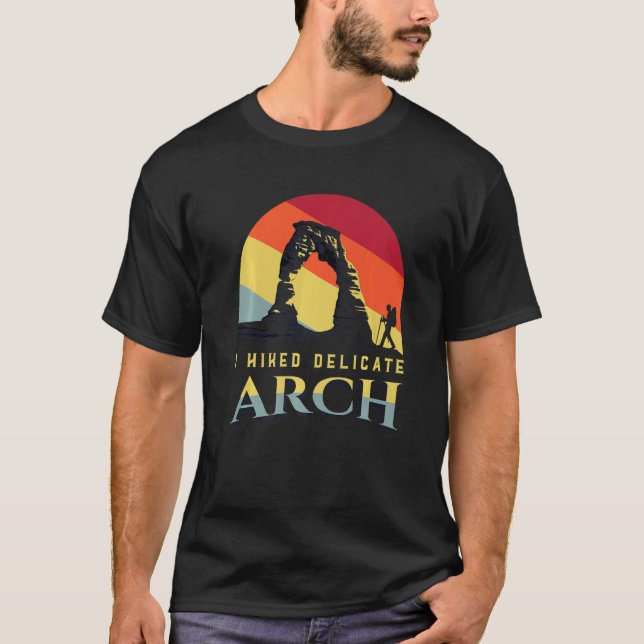Arches National Park in Utah with the Delicate arc T Shirt (Framsida)