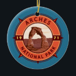 Arches National Park Retro Compass Emblem Julgransprydnad Keramik<br><div class="desc">Archar vektorteckningens design. Parken ljuger norr om Moab i delstaten Utah. Vid gränsen till Colorado-floden i sydost kallas det för mer än 2 000 naturliga sandstensbågar.</div>